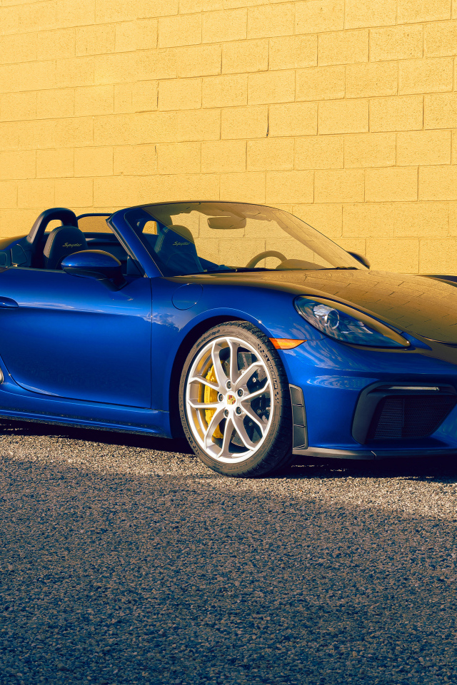 Синий автомобиль кабриолет Porsche 718 Spyder