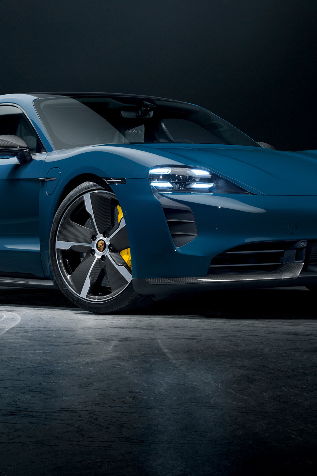 Синий автомобиль Porsche Taycan Turbo S