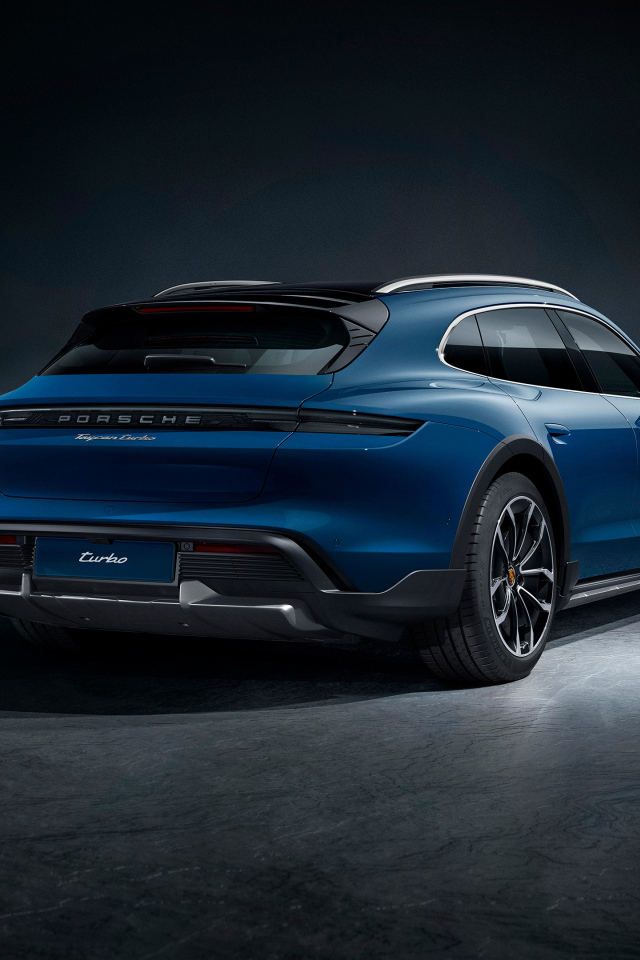 Синий автомобиль Porsche Taycan Turbo вид сзади