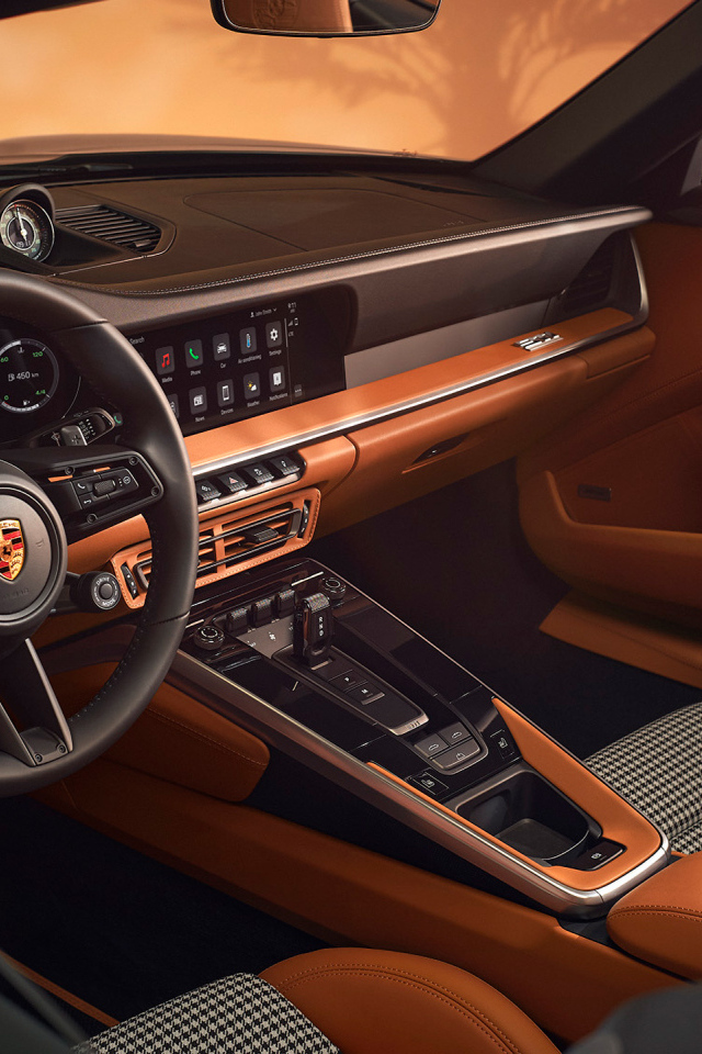 Коричневый кожаный салон автомобиля Porsche 911 Turbo S Cabriolet