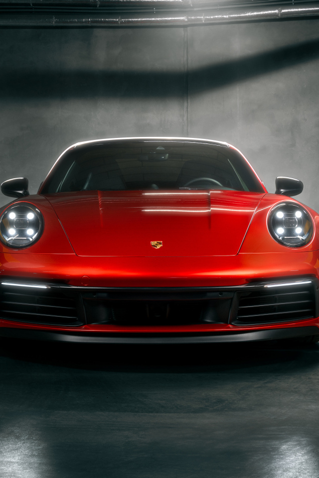 Вид спереди на красный автомобиль Porsche 911 Carrera S
