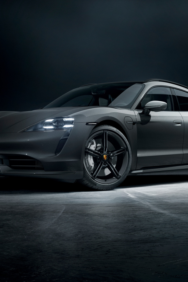 Серый автомобиль Porsche Taycan вид спереди