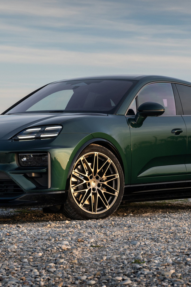 Зеленый автомобиль Porsche Macan Turbo 2024 года