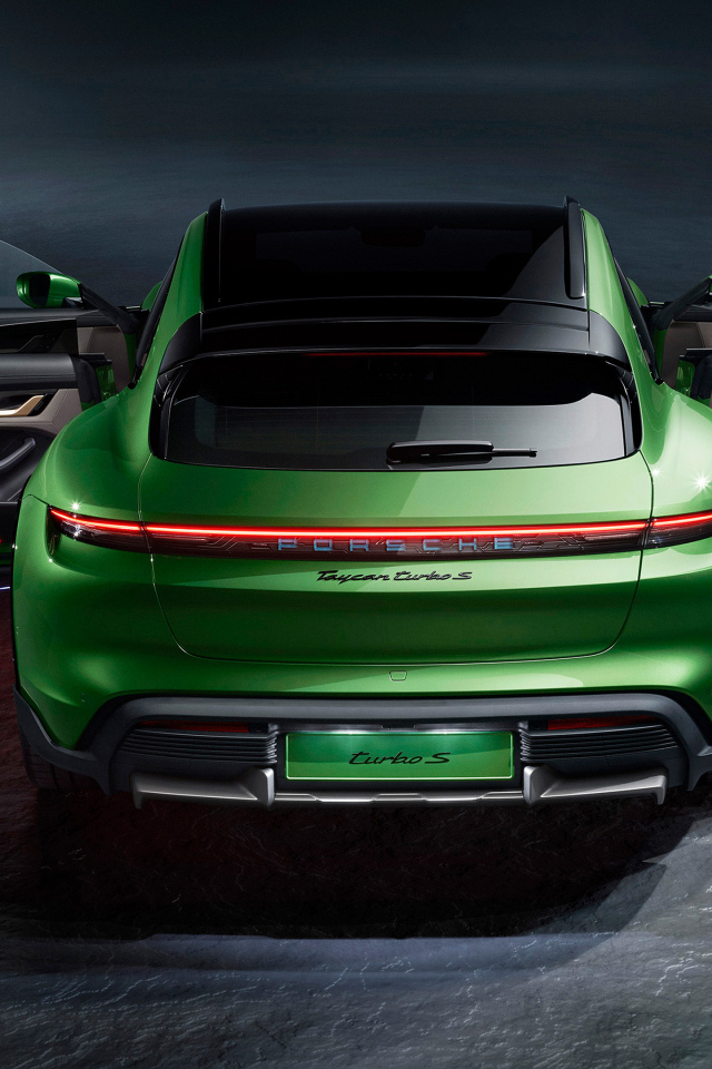 Зеленый автомобиль Porsche Taycan Turbo S вид сзади