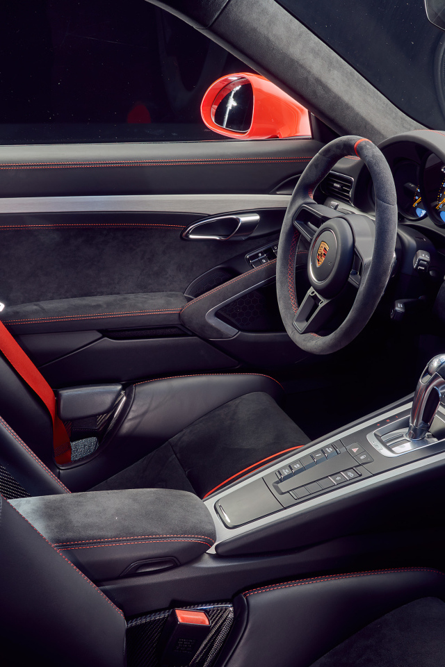 Салон спортивного автомобиля Porsche 911 GT3