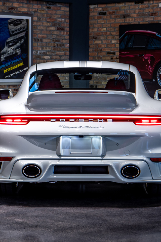 Автомобиль Porsche 911 Sport Classic вид сзади