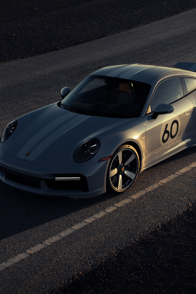 Гоночный автомобиль Porsche 911 Sport Classic на трассе