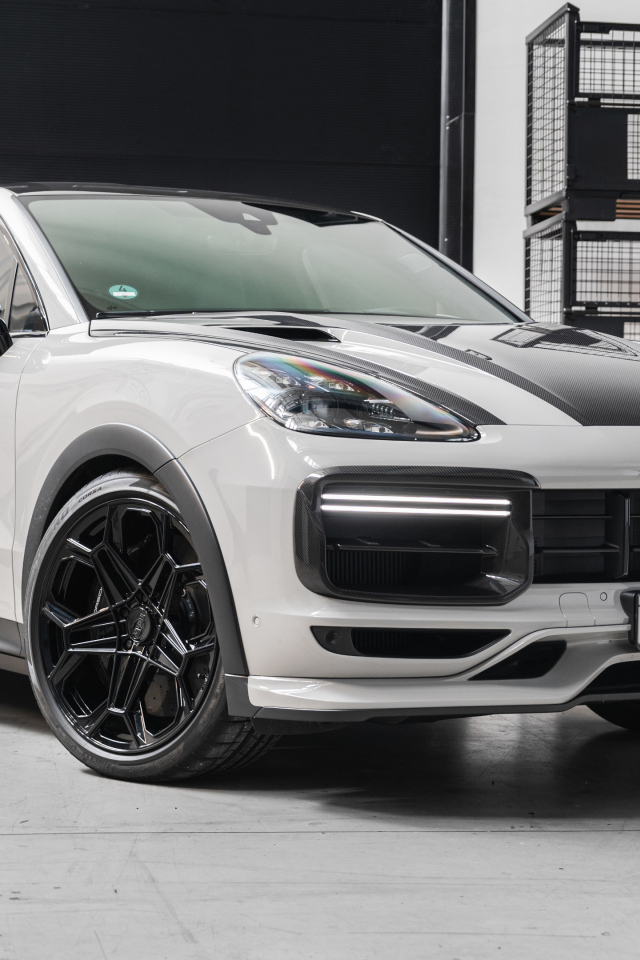 Автомобиль Porsche Cayenne Turbo GT в гараже