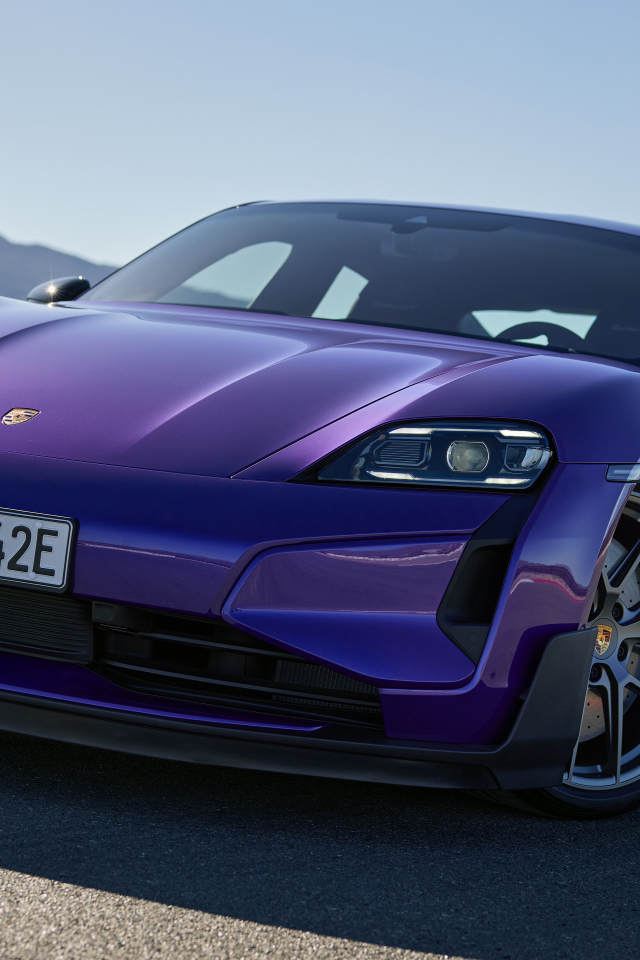 Фиолетовый автомобиль  Porsche Taycan Turbo GT Weissach Package 2024 года