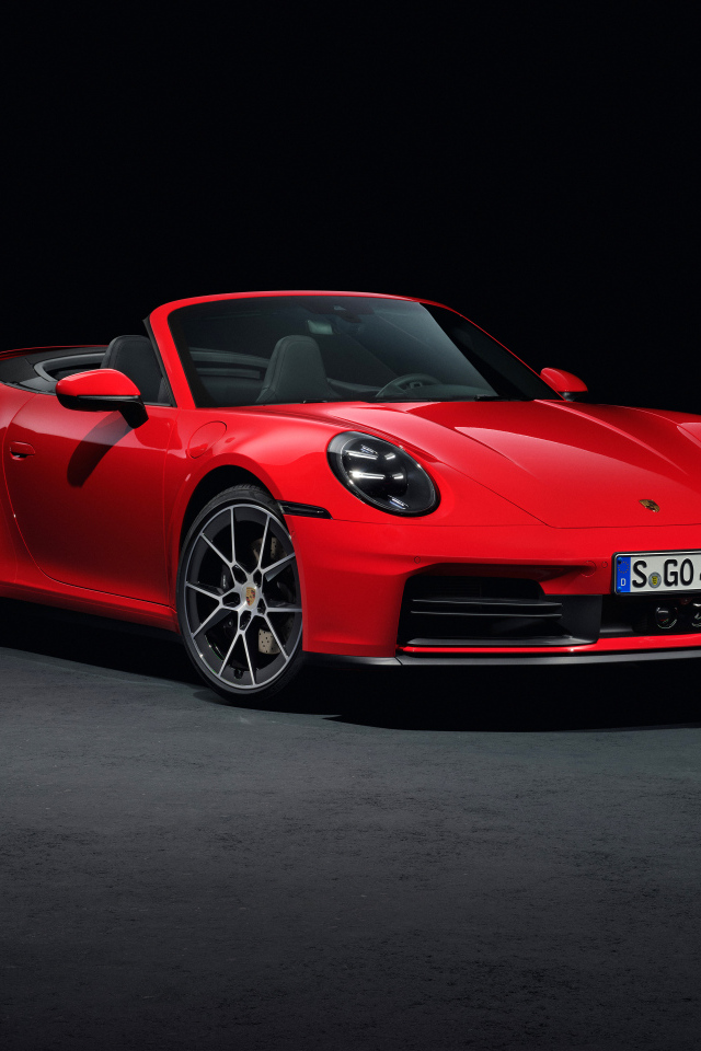 Красный автомобиль Porsche 911 Carrera Cabriolet 2024 года