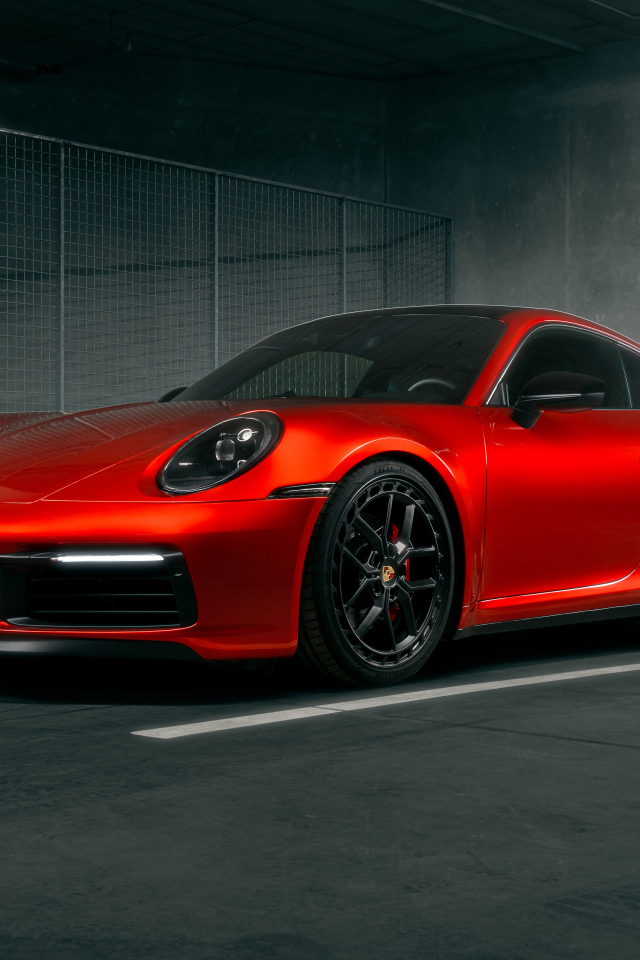 Красный Porsche 911 Carrera S в здании