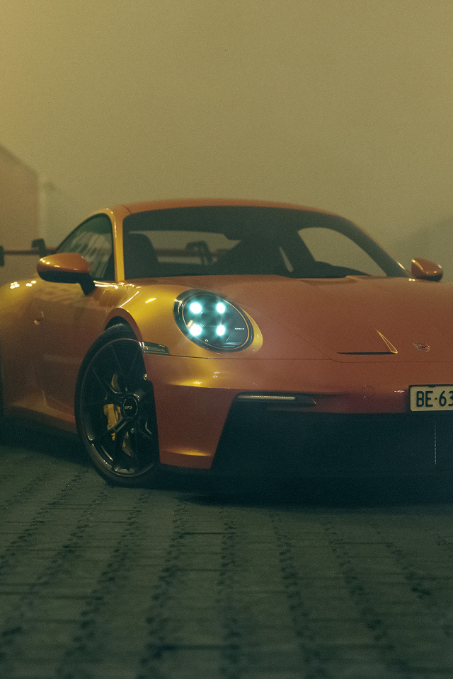 Красный автомобиль Porsche 911 GT3 CGI  в порту