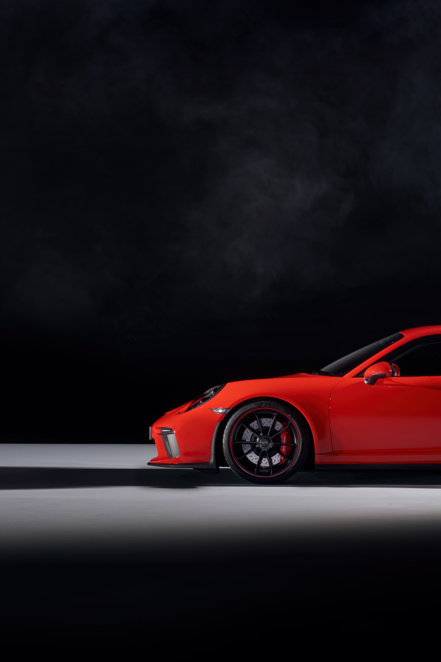 Красный автомобиль Porsche 911 GT3 вид сбоку