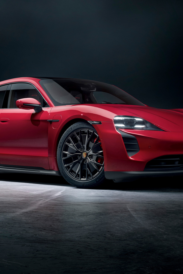 Красный автомобиль Porsche Taycan GTS