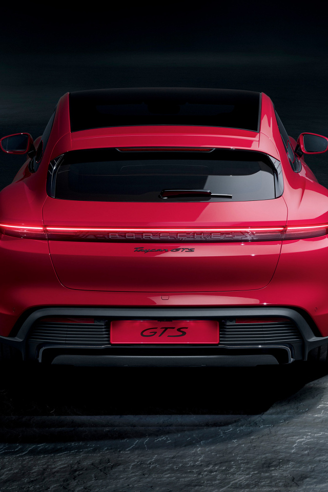Красный автомобиль Porsche Taycan GTS  вид сзади