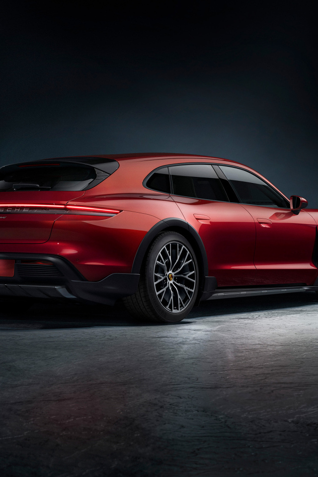 Красный автомобиль Porsche Taycan вид сзади