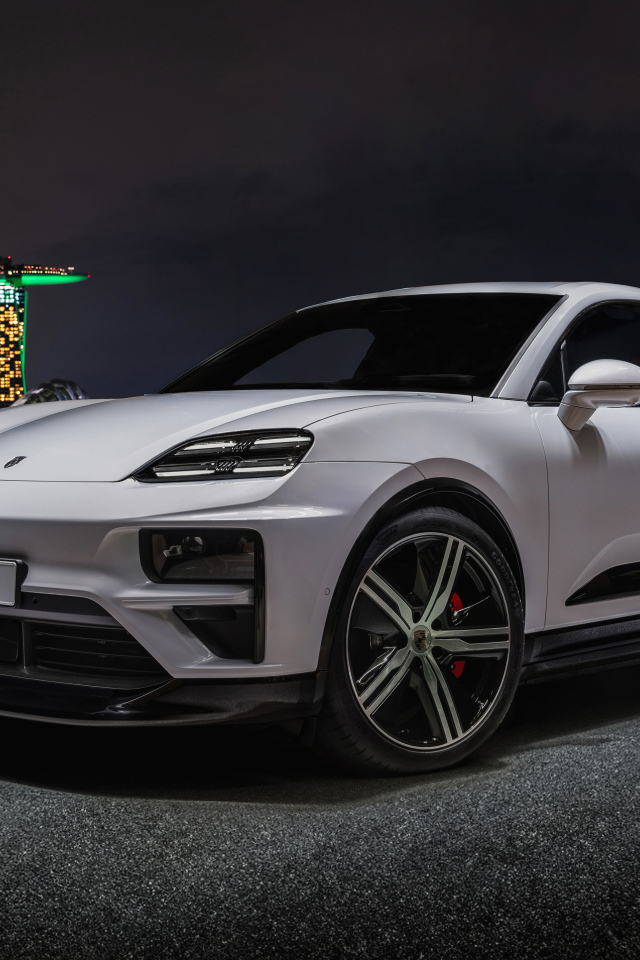 Внедорожник Porsche Macan Turbo 2024 года на фоне ночного города