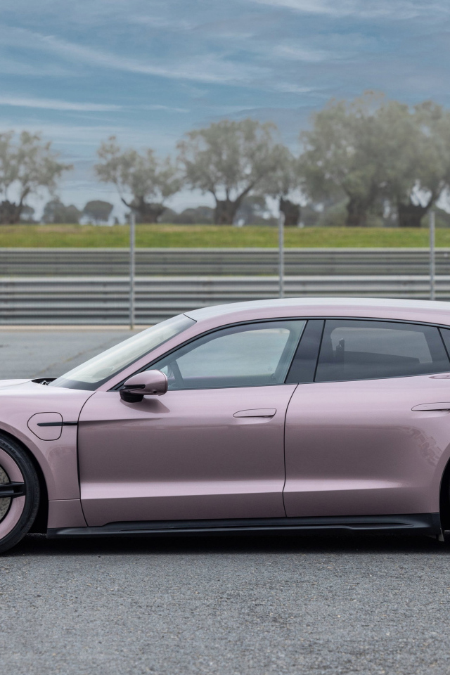 Вид сбоку на автомобиль Porsche Taycan Turbo Sport Turismo 2024 года