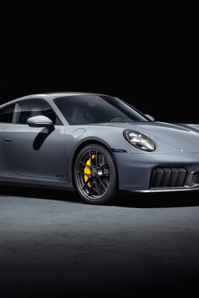 Серебристый автомобиль  Porsche 911 Carrera GTS 2024 года