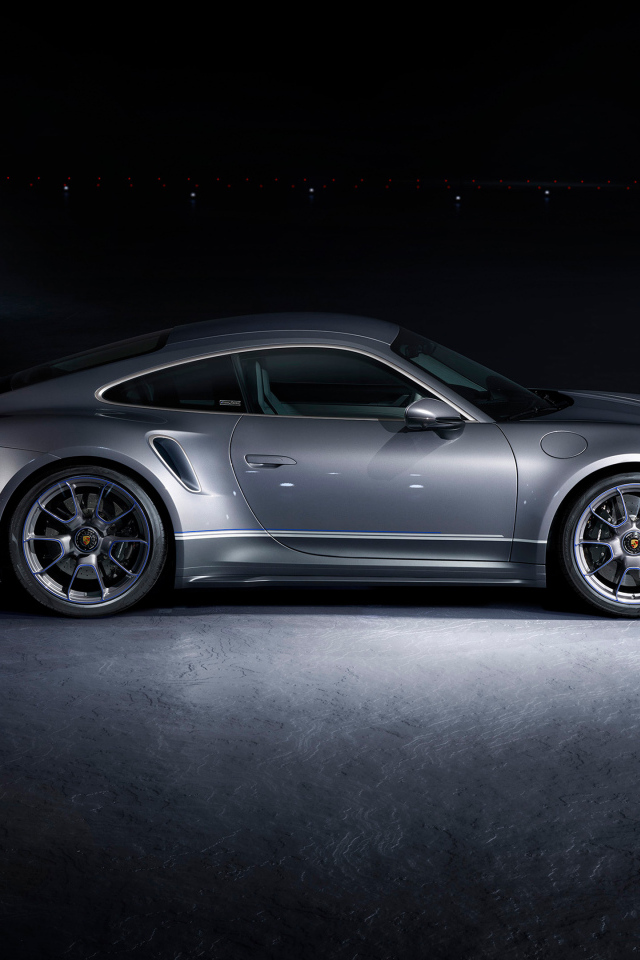 Серебристый автомобиль Porsche 911 Turbo S