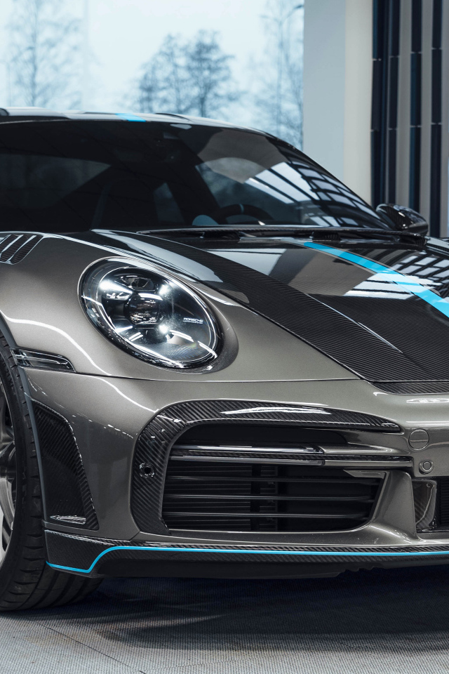 Серебристый автомобиль Porsche 911 Turbo S Stinger GTR