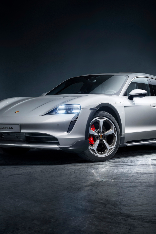 Серебристый автомобиль Porsche Taycan