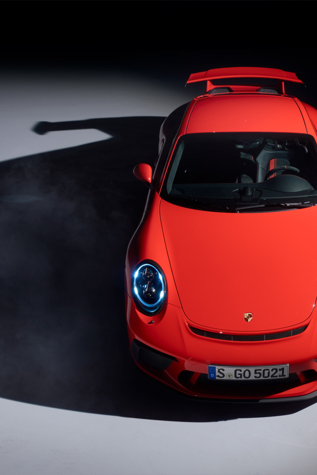 Вид сверху на красный автомобиль Porsche 911 GT3
