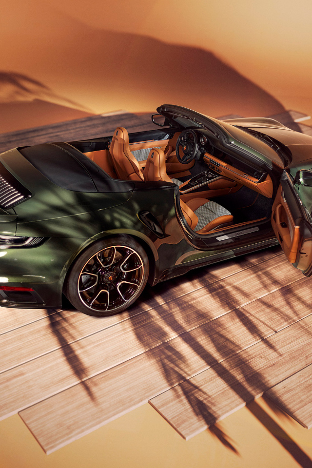 Вид сверху на автомобиль Porsche 911 Turbo S Cabriolet
