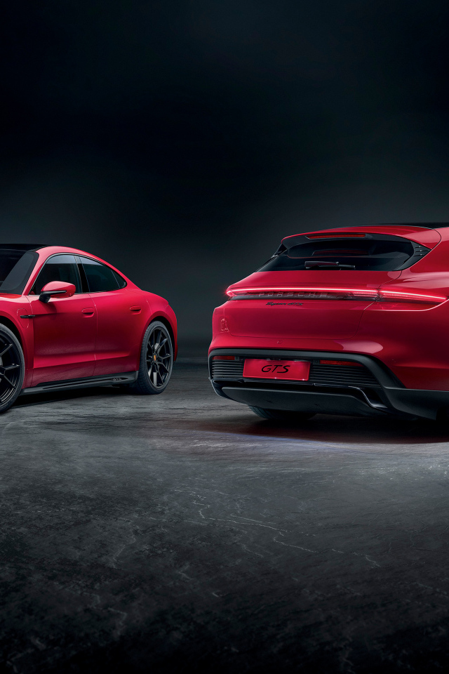 Два красных автомобиля Porsche Taycan GTS