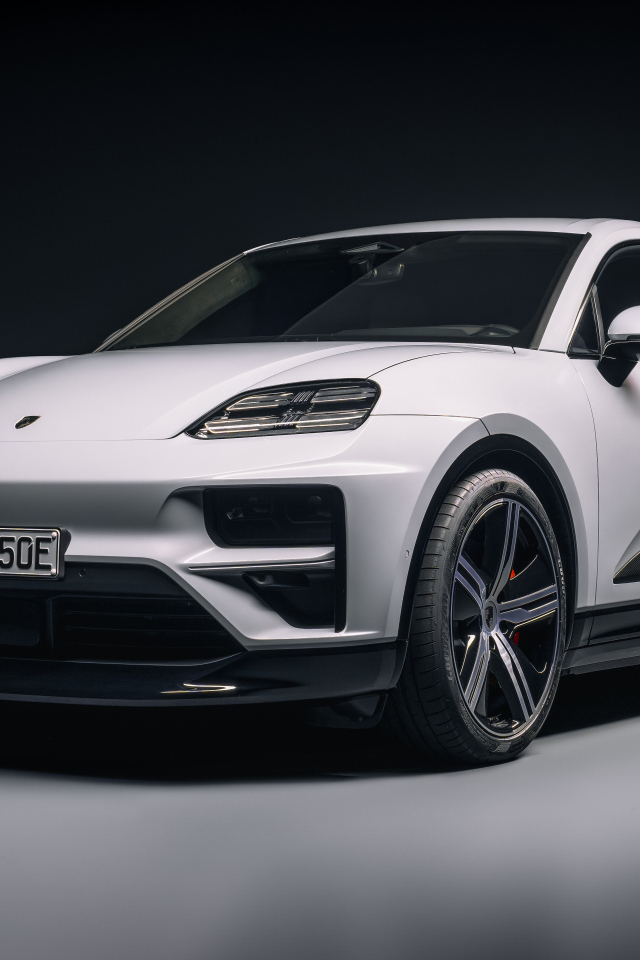 Белый внедорожник Porsche Macan Turbo 2024 года