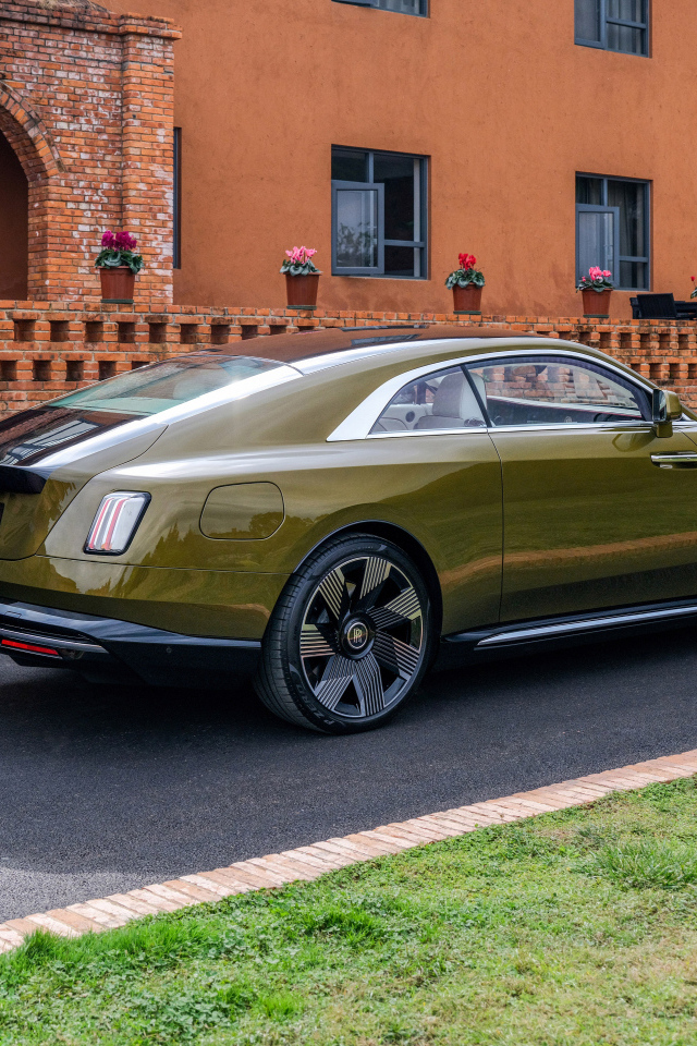 Автомобиль Rolls-Royce Spectre 2023 года вид сзади