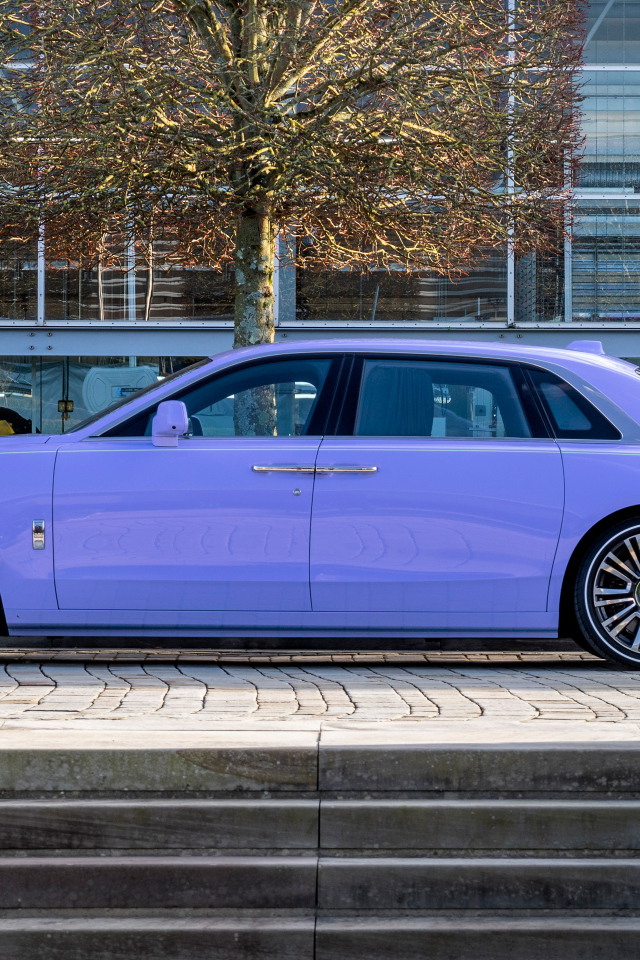 Автомобиль Rolls-Royce Ghost Extended Expressionism 2024 года вид сбоку