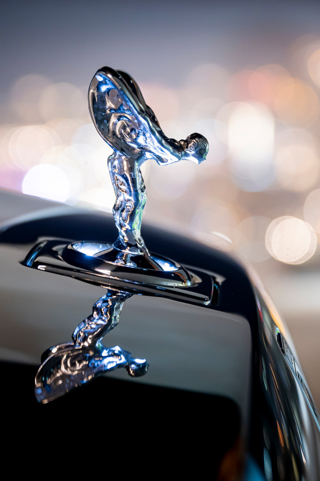 Красивое украшение на капоте автомобиля Rolls-Royce Spirit
