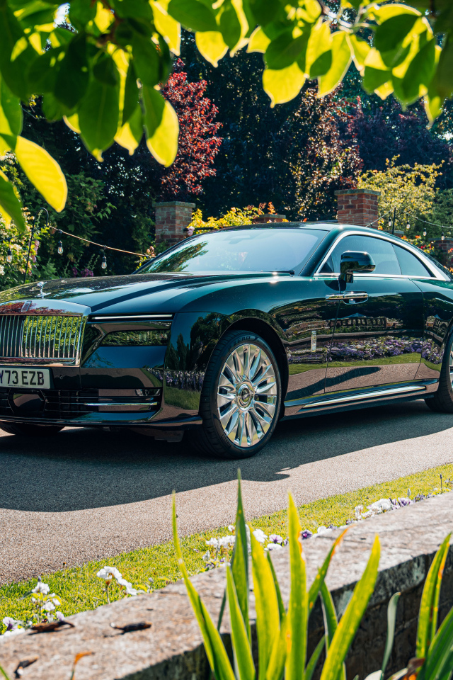 Черный Rolls-Royce Spectre на дороге