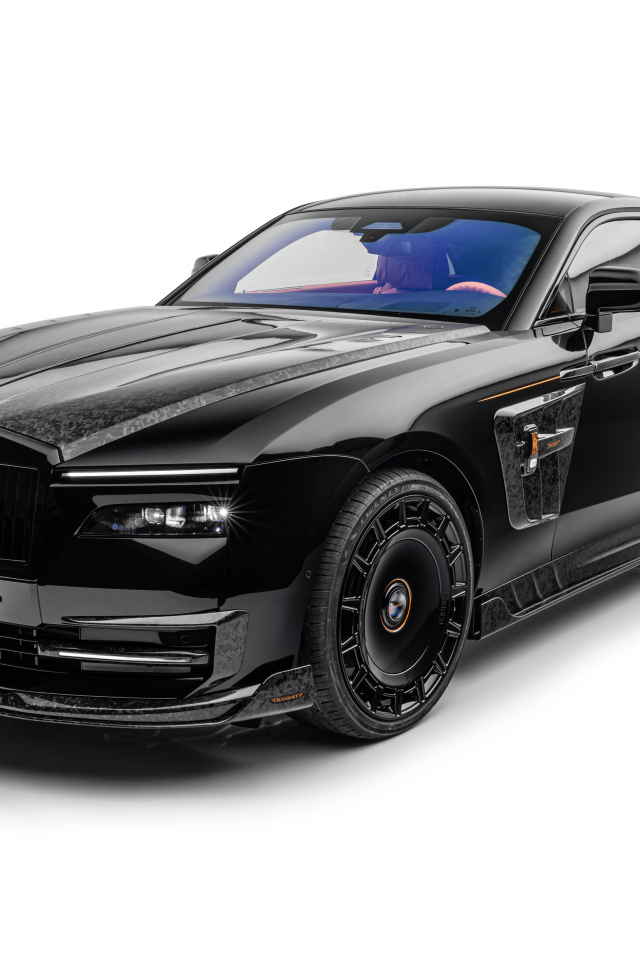 Черный автомобиль Mansory Rolls-Royce Spectre Launch Edition 2024 года на белом фоне