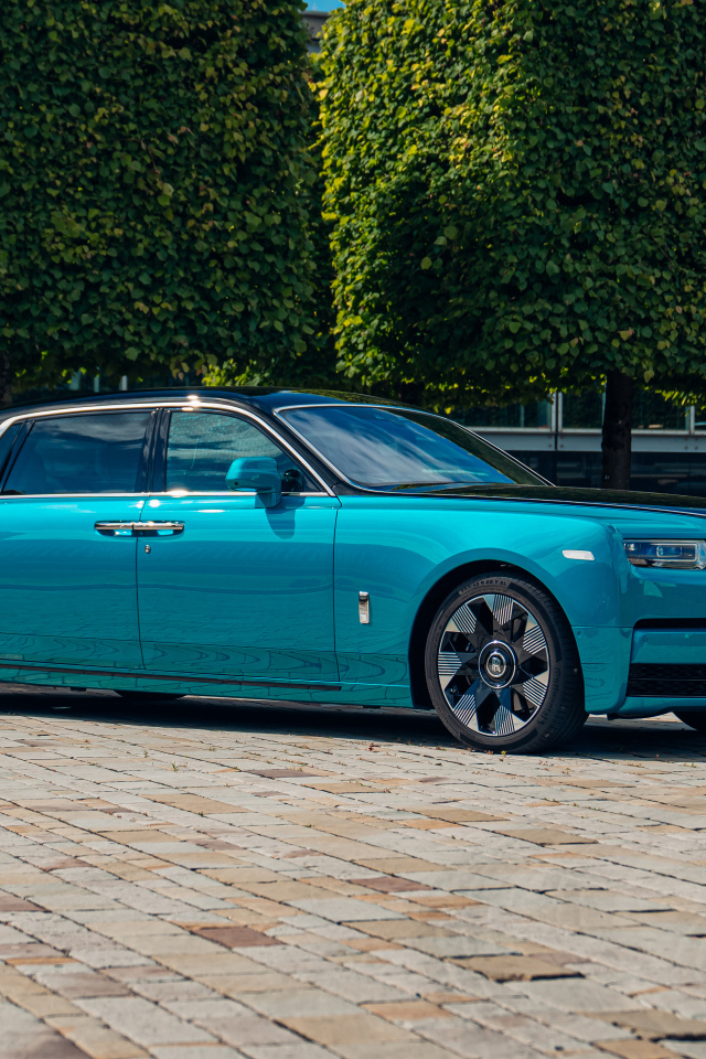 Голубой автомобиль Rolls-Royce Phantom