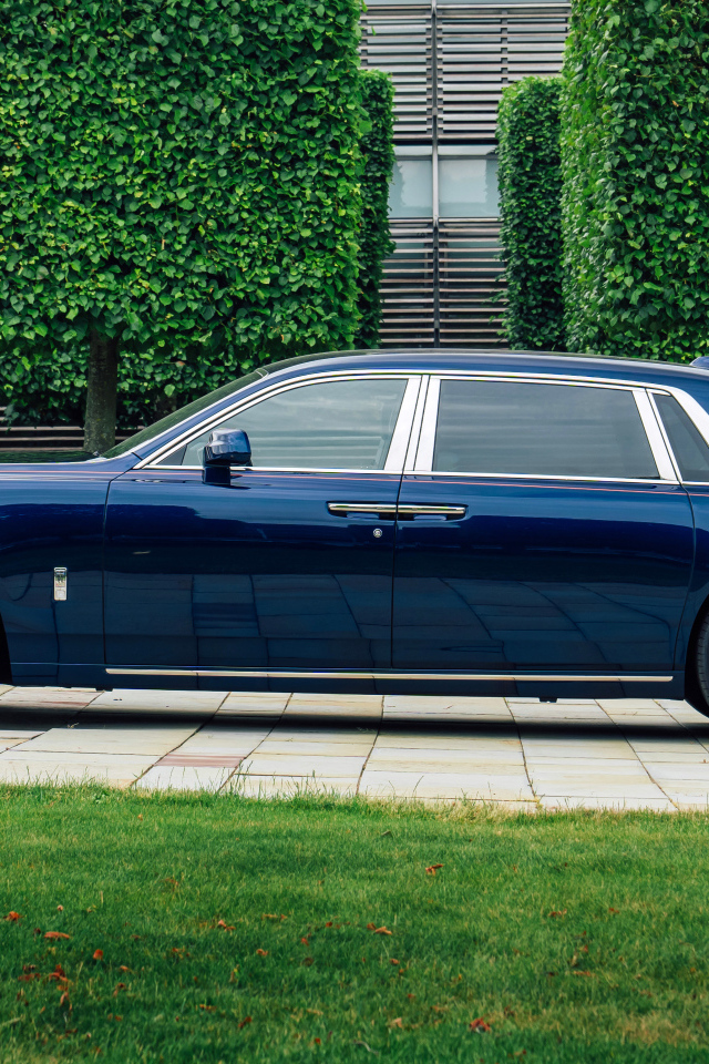 Синий автомобиль Rolls-Royce Phantom  вид сбоку