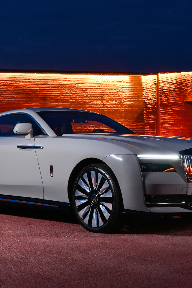 Дорогой автомобиль Rolls-Royce Spectre у здания