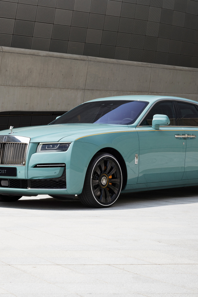 Дорогой престижный автомобиль Rolls-Royce Ghost
