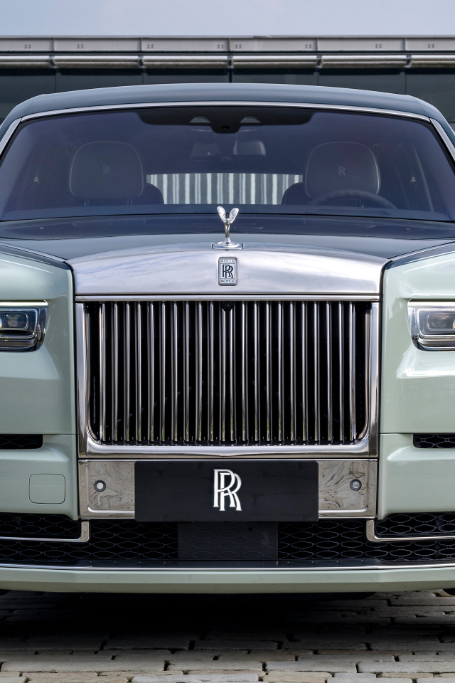 Вид спереди на автомобиль Rolls-Royce Phantom EWB Magnetism 2024 года