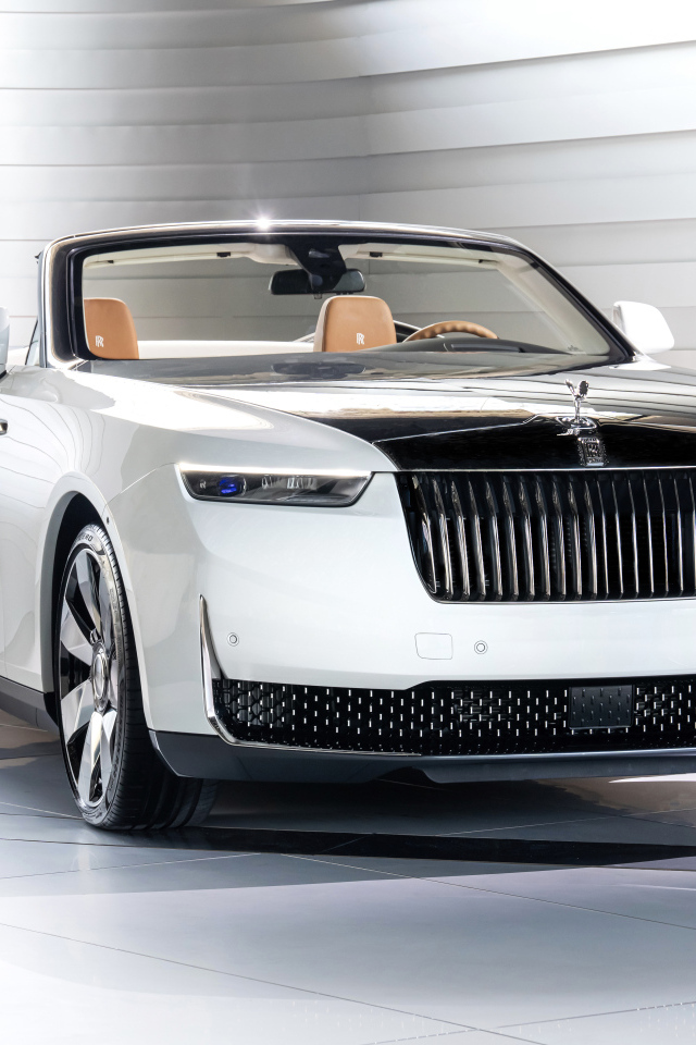 Вид спереди на автомобиль Rolls-Royce Arcadia Droptail