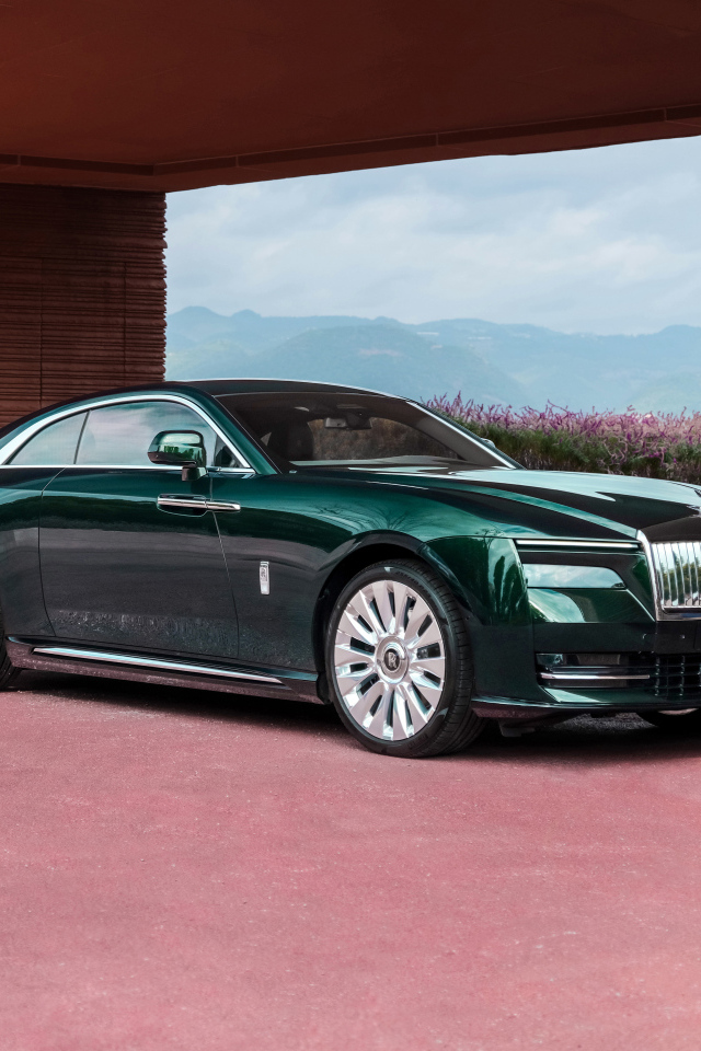 Зеленый автомобиль Rolls-Royce Spectre