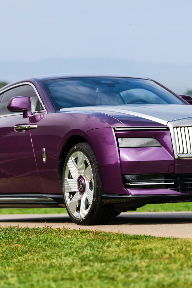 Сиреневый автомобиль Rolls-Royce Spectre