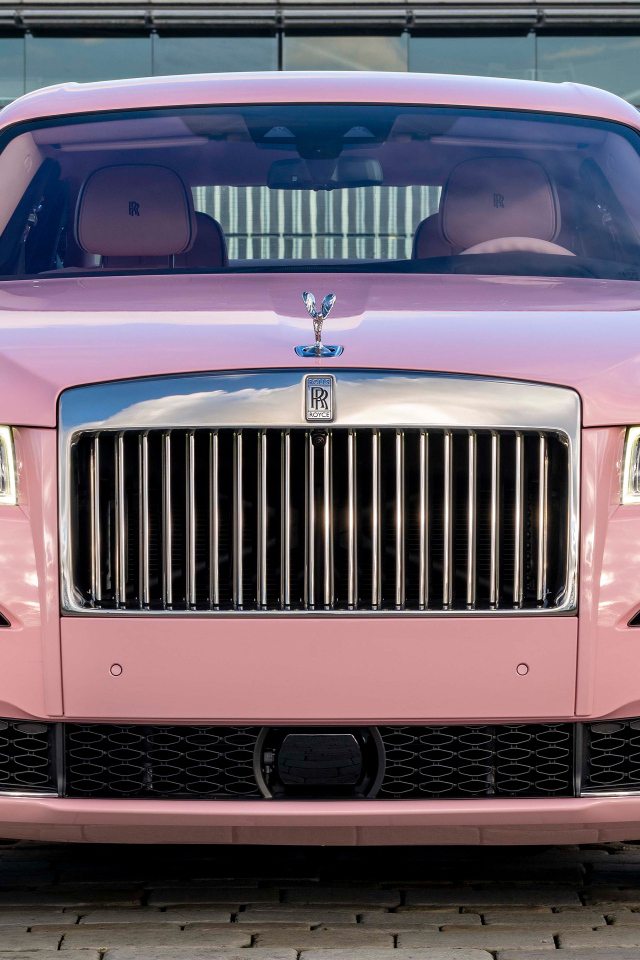 Розовый автомобиль Rolls-Royce Ghost вид спереди