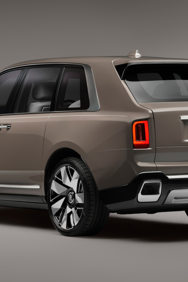Вид сзади на автомобиль Rolls-Royce Cullinan Series II