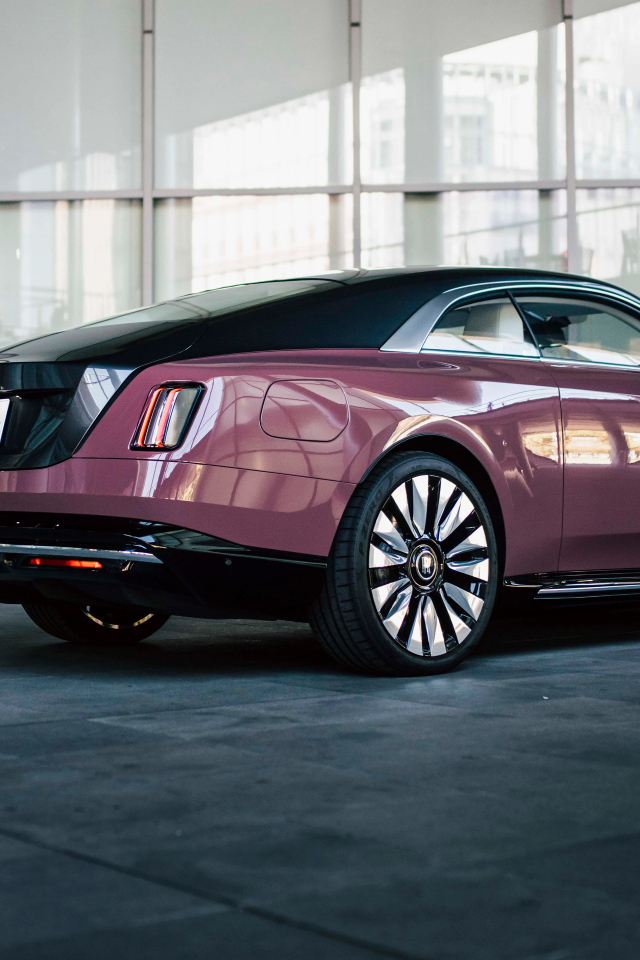 Вид сзади на автомобиль Rolls-Royce Spectre 2024 года