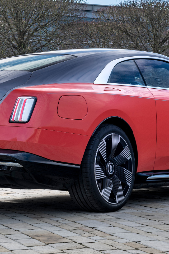 Вид сзади на автомобиль Rolls-Royce Spectre Escapism 2024 года