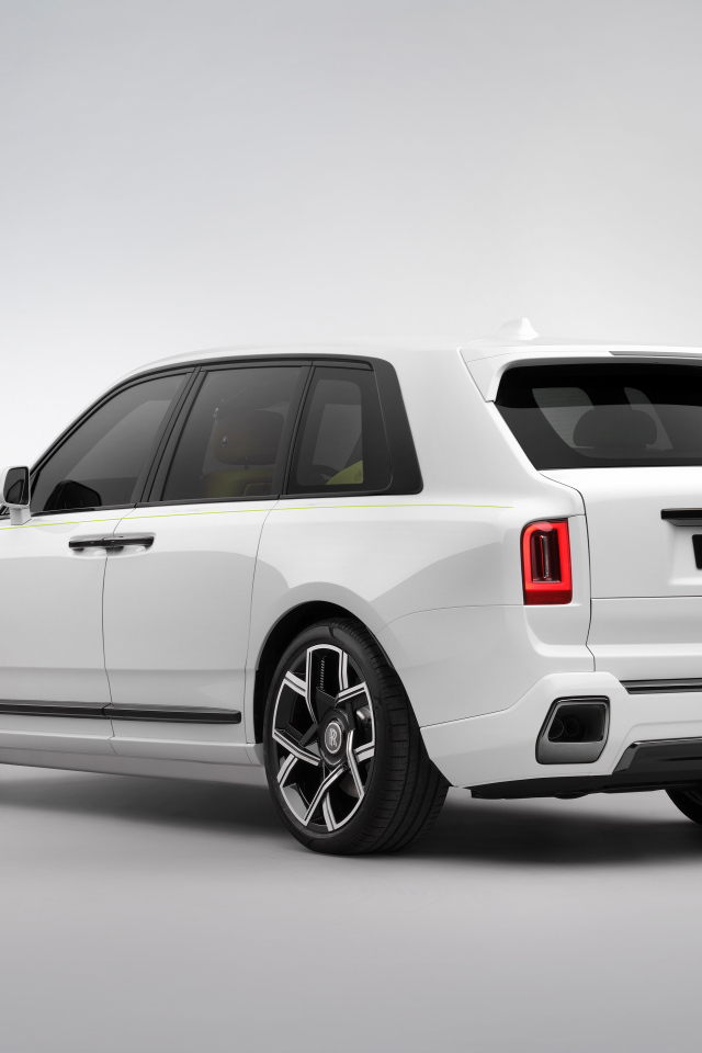 Вид сзади на автомобиль Rolls-Royce Black Badge Cullinan Series II