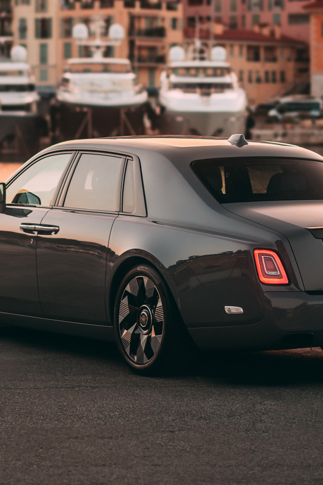 Вид сзади на автомобиль Rolls-Royce Phantom Rear
