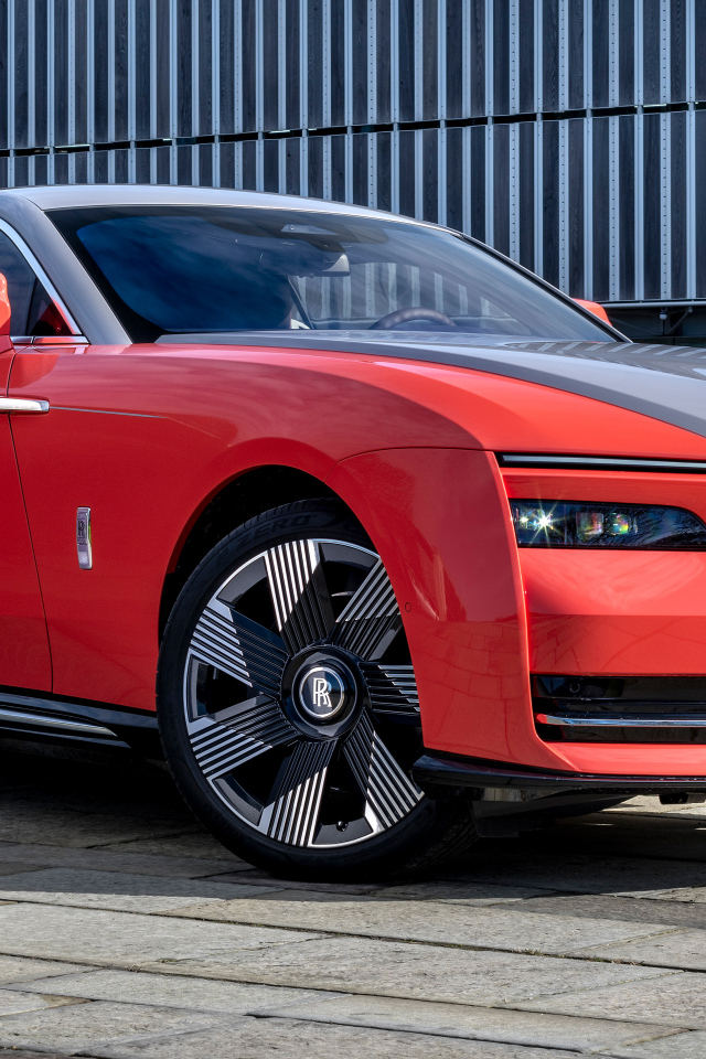 Красный автомобиль Rolls-Royce Spectre Escapism 2024 года